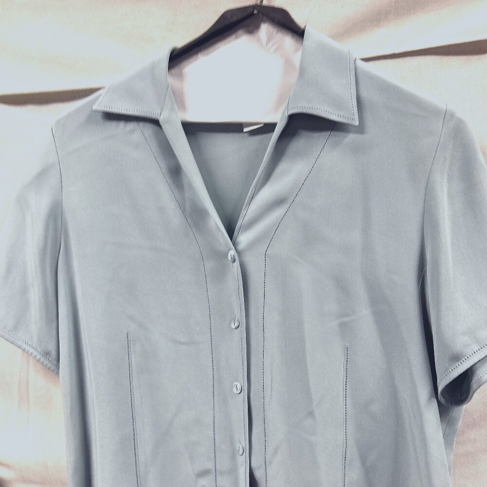 Jones New York silk blouse with darts and accents Looks GREAT on! Size 18